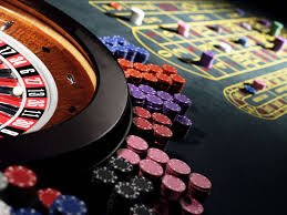 Antarmuka aplikasi mobile userslot menampilkan slot games dan live dealer tables
